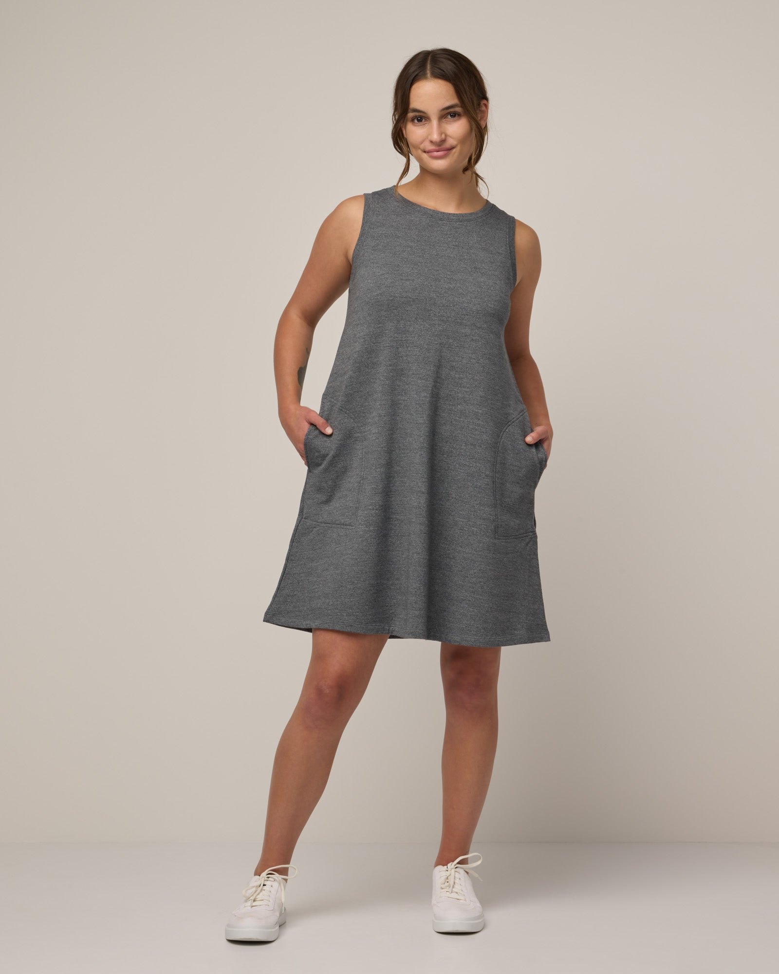 20220916_wooland_00710_SierraTankDress_CharcoalHeather-LR